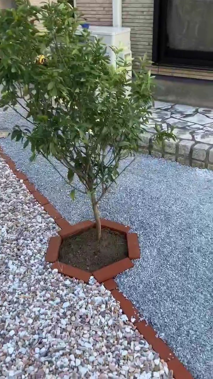 砂利敷施工実例②　2色砂利のデザイン敷き